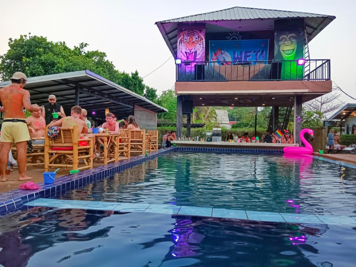 Wet! A Pool Party Hostel By Wild & Wandering Haad Rin Eksteriør bilde