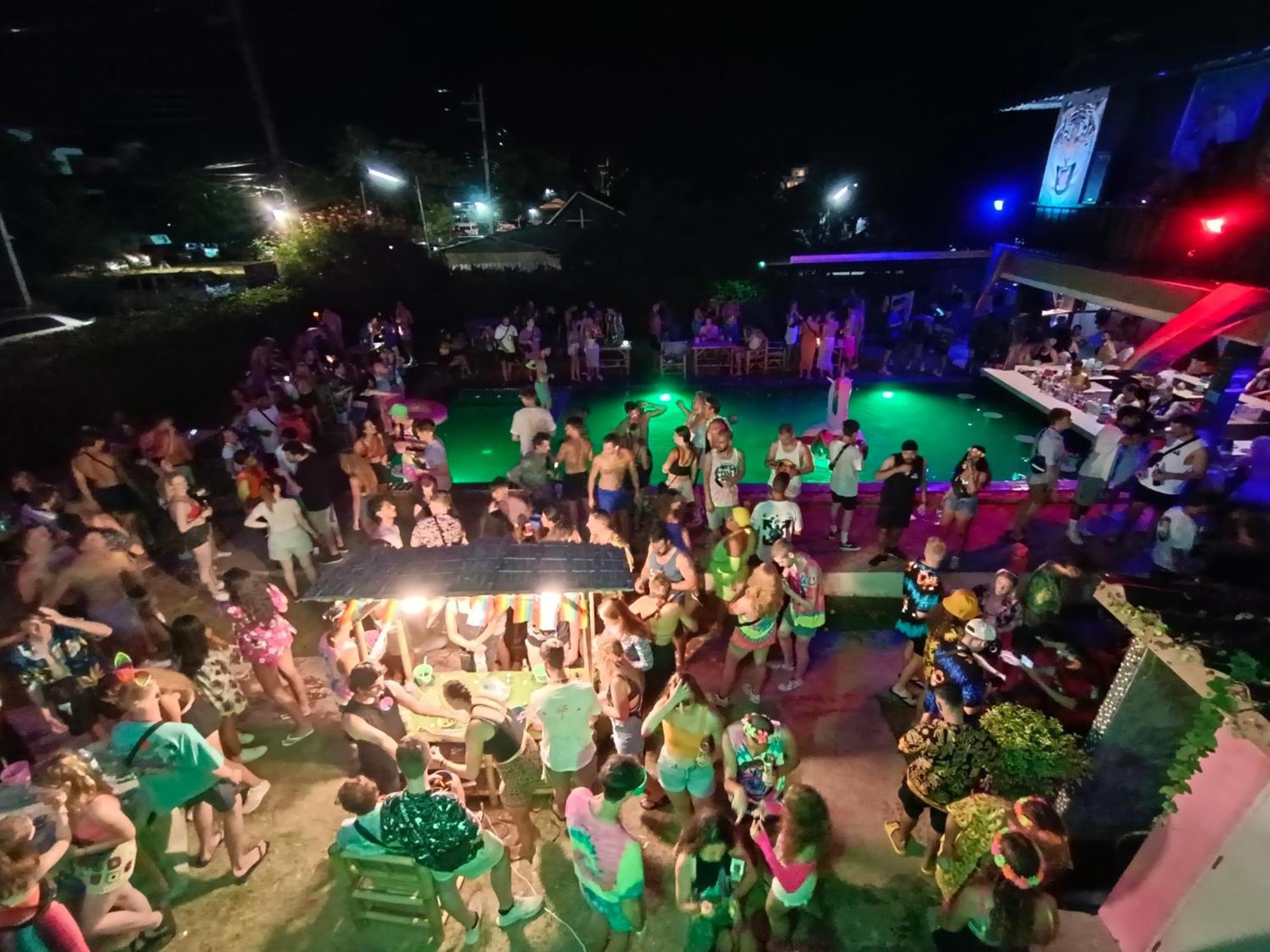 Wet! A Pool Party Hostel By Wild & Wandering Haad Rin Eksteriør bilde
