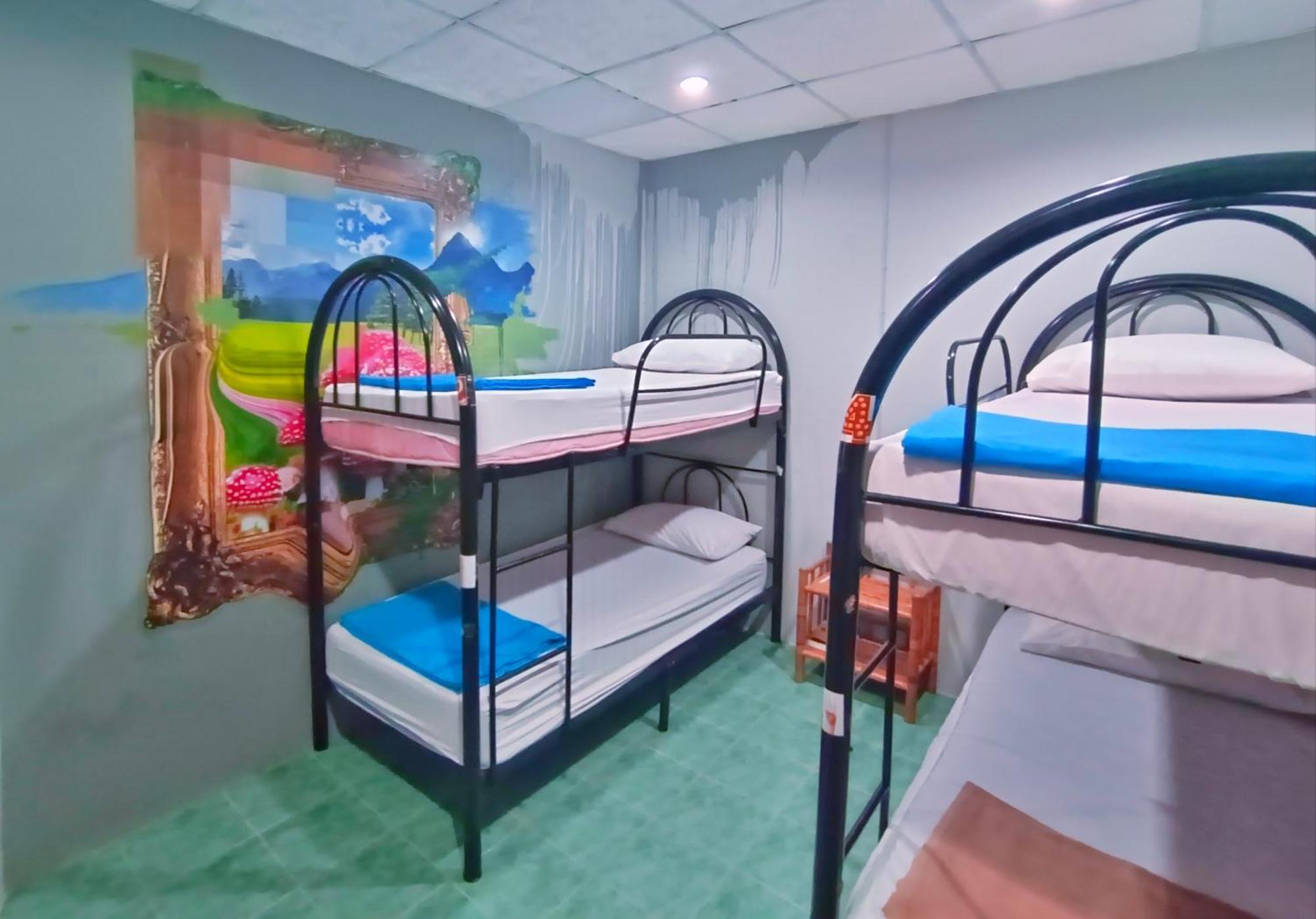Wet! A Pool Party Hostel By Wild & Wandering Haad Rin Rom bilde