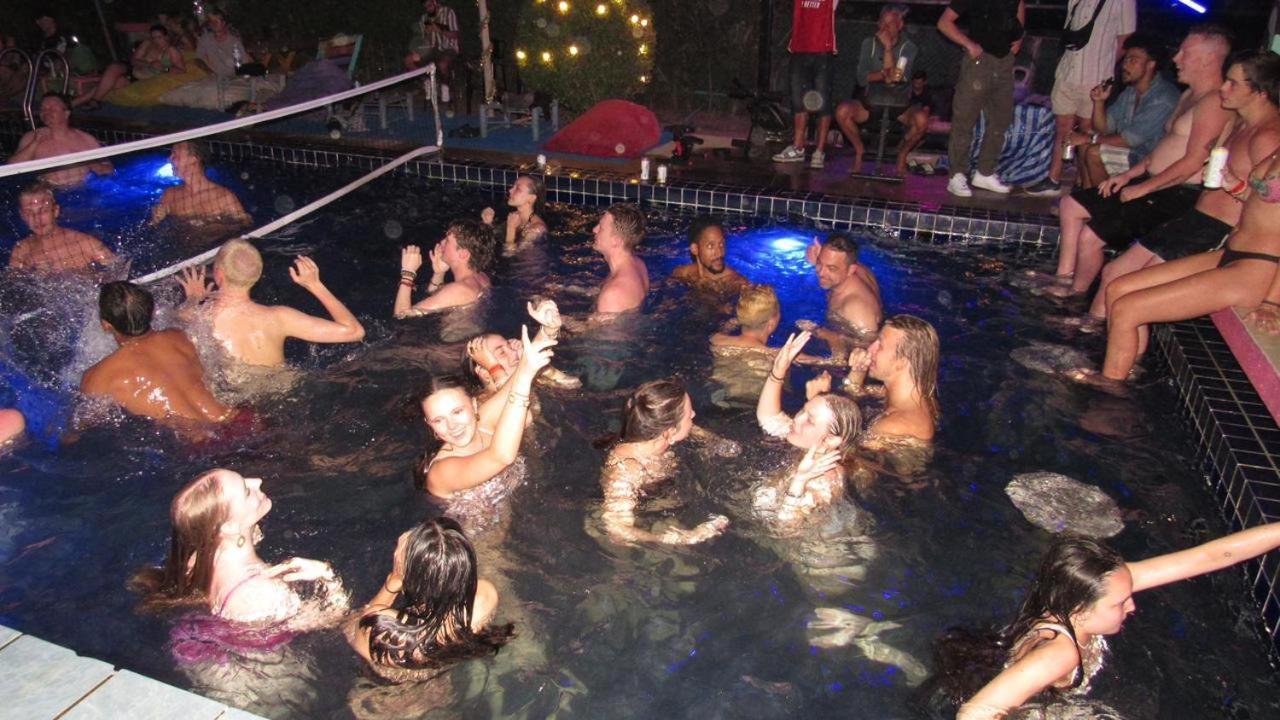 Wet! A Pool Party Hostel By Wild & Wandering Haad Rin Eksteriør bilde